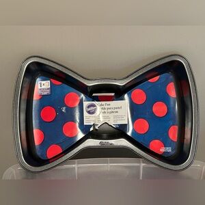 New. Wilton “Bow Tie” Cake Pan